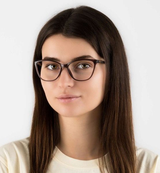 une femme portant des lunettes « cat eye » en bio-acétate de la marque « Allure Brown », sur fond blanc