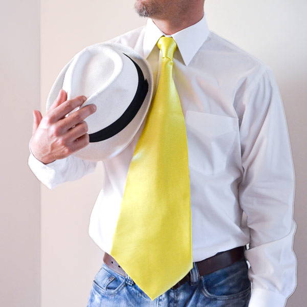 AI generated-like photo of a man wearing an extra wide yellow tie with jeans and a hat