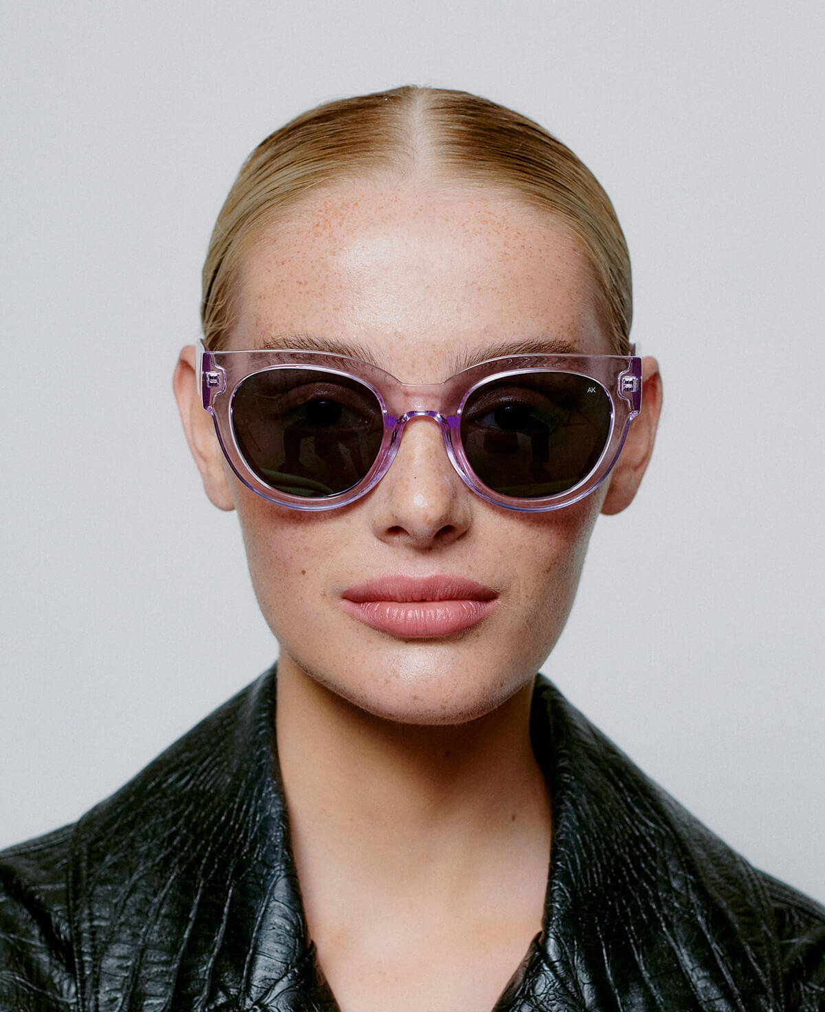 A picture of a model wearing the A.Kjaerbede Lilly sunglasses in Lavender Transparent.