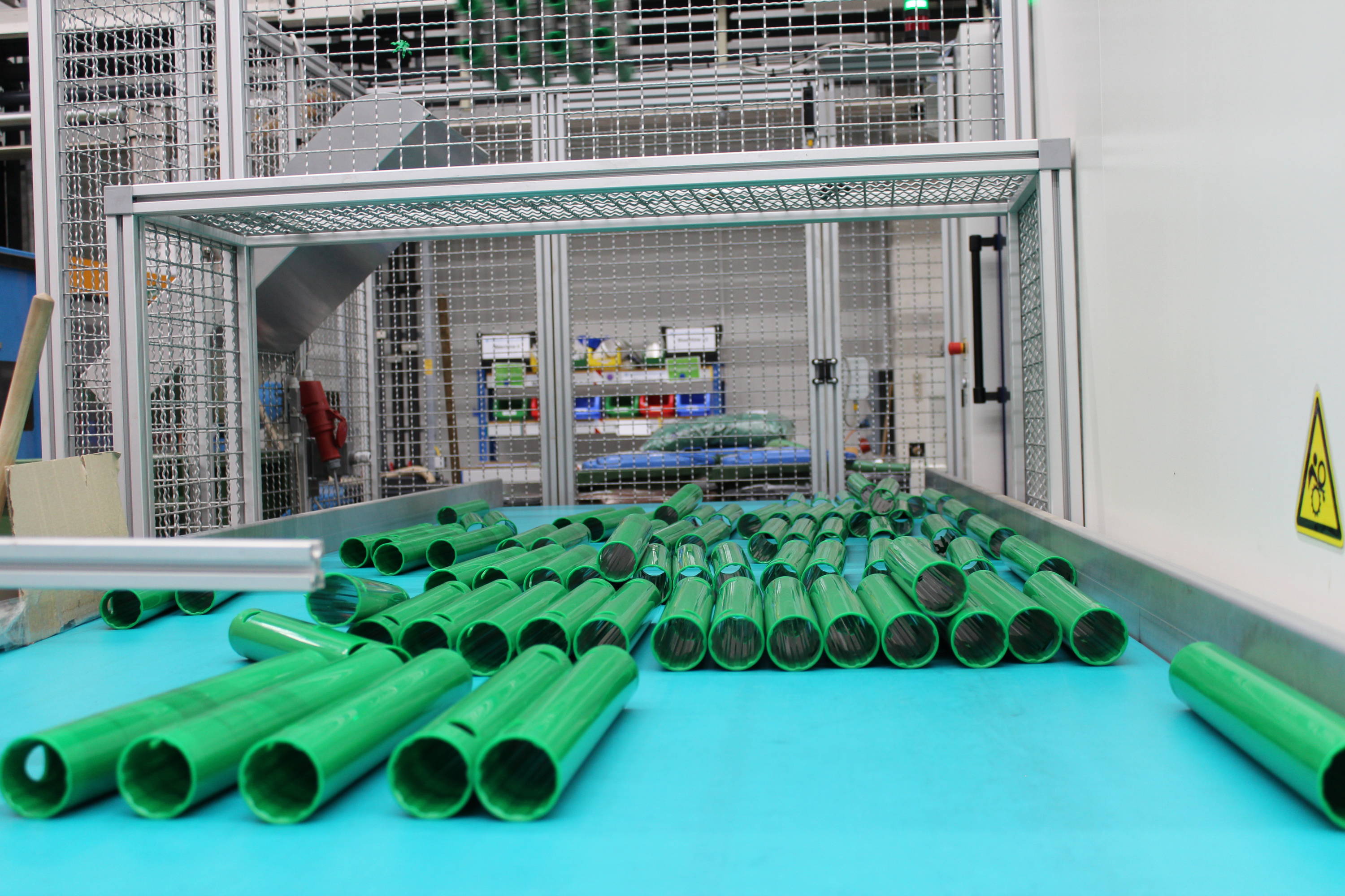 Les tubes standards QUADRO sont fabriqués sur différentes machines et sont transportés sur des tapis roulants vers le conditionnement