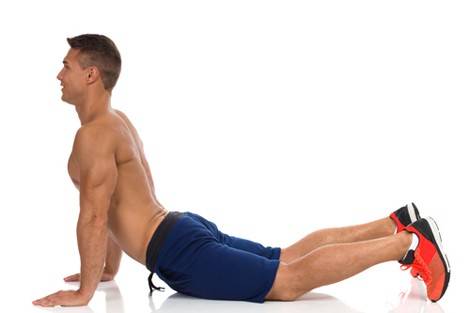 Uomo che fa un esercizio di stretching per i muscoli addominali