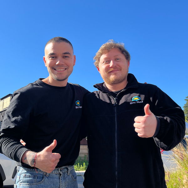 cielo azul dos asesores mininuts con el pulgar hacia arriba sonriendo