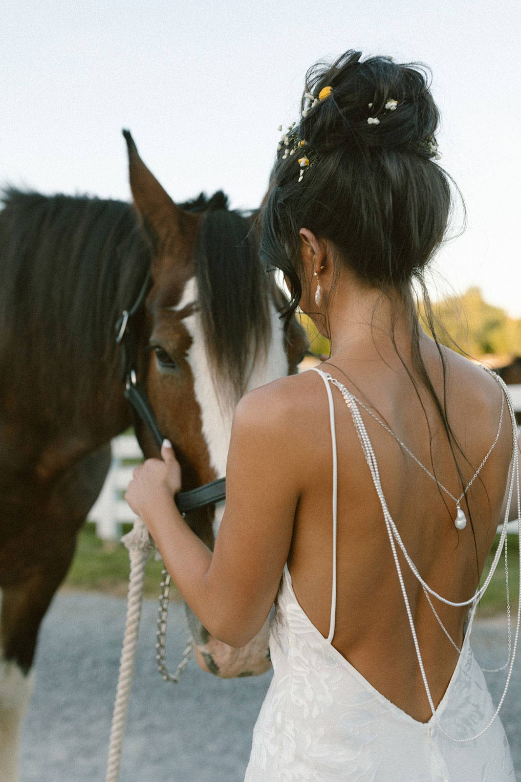 Mariée avec cheval dans la pièce à dos Lucine