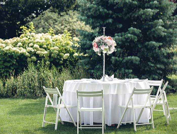 Outdoor wedding reception table at a summer wedding