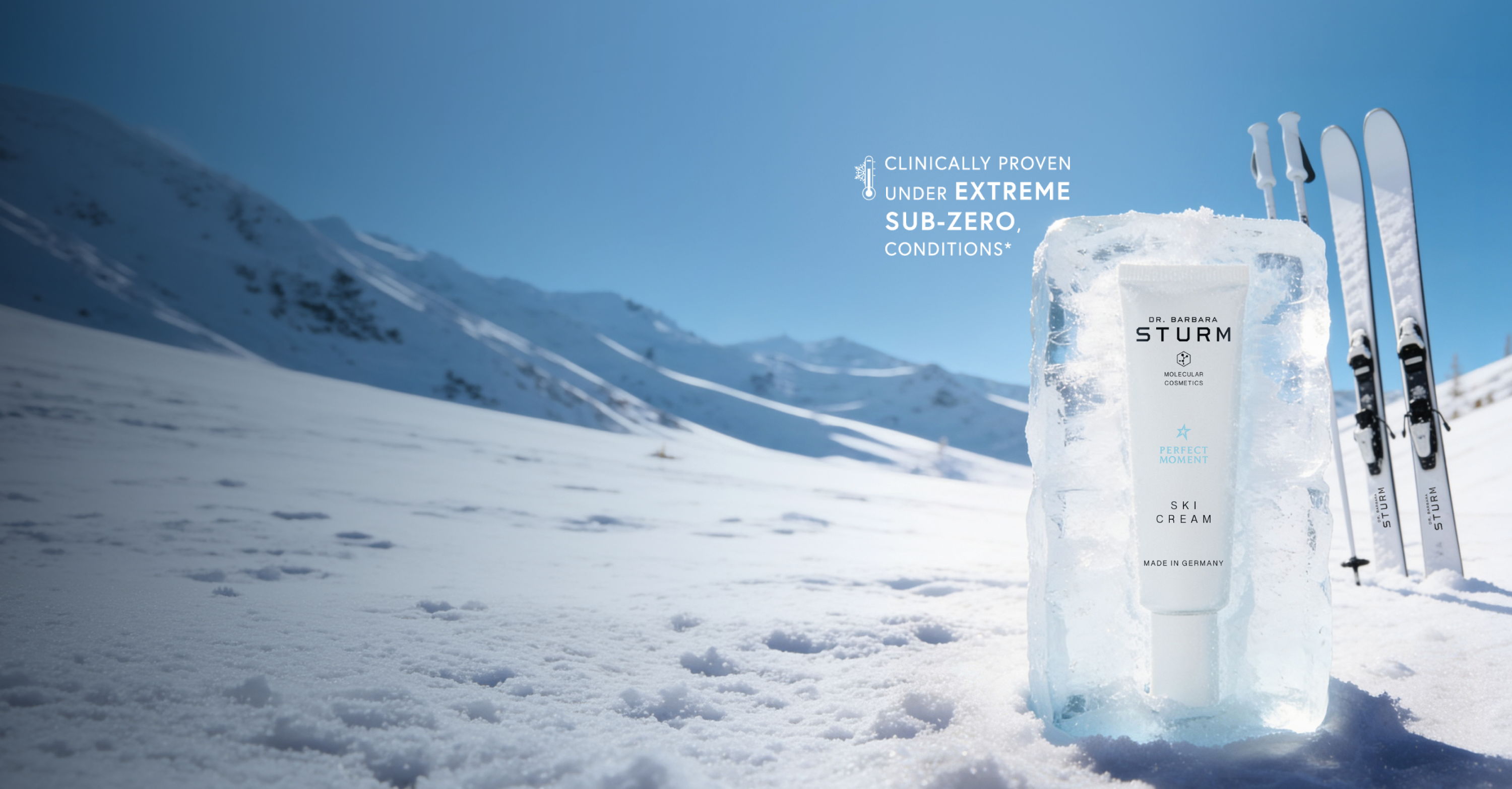 Equipo de esquí sobre la nieve junto a un producto para el cuidado de la piel dentro de un bloque de hielo.