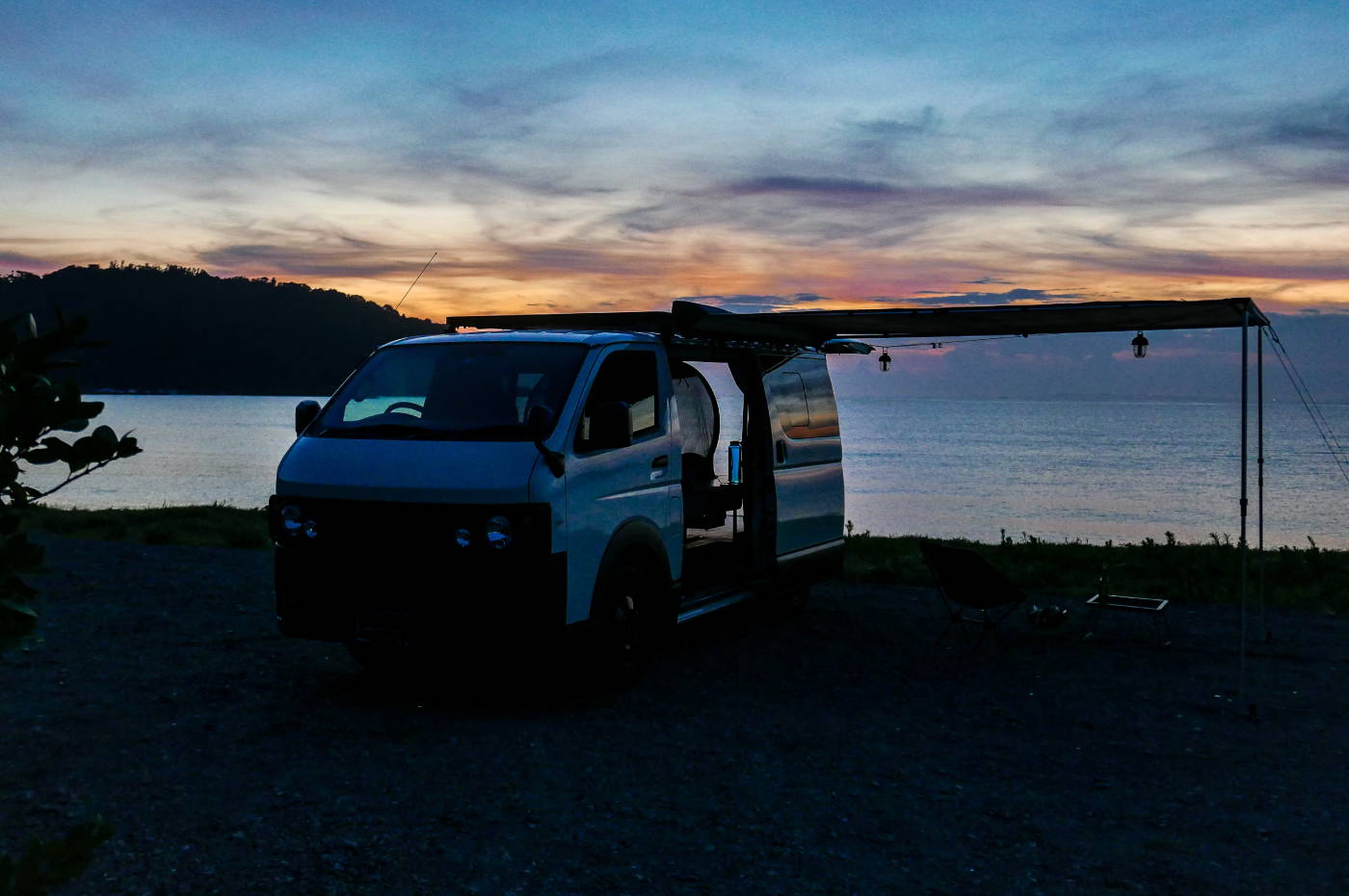 日が沈んだ直後の海辺　V-01(ハイエースベース)で車中泊