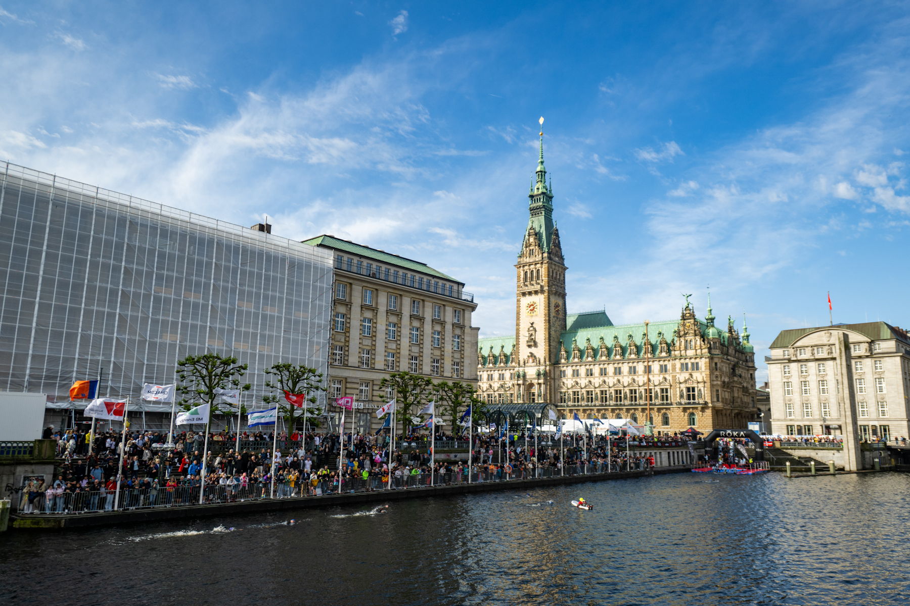 Der Schwimmausstieg beim Ironman Hamburg am Jungfernstieg
