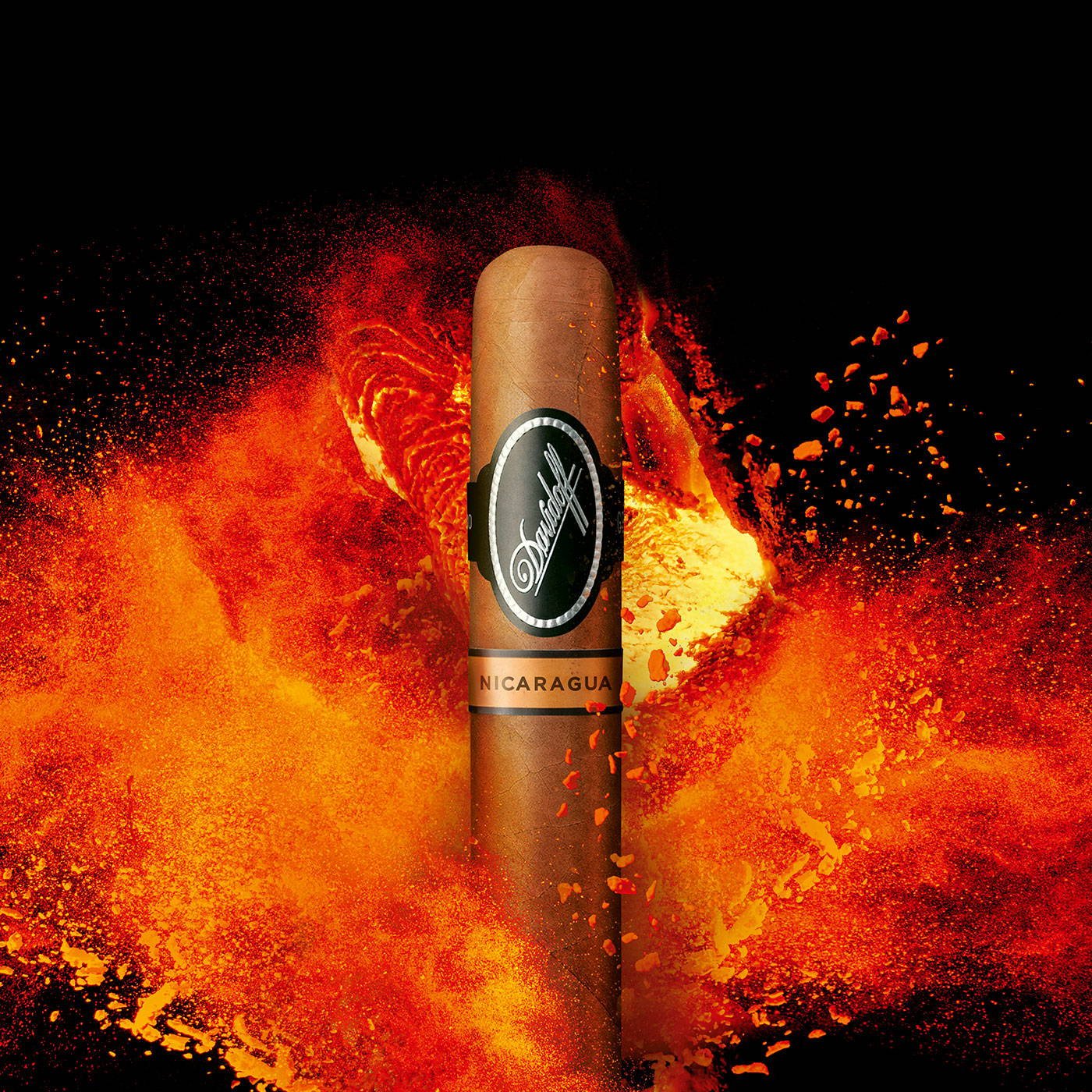 Eine Davidoff Nicaragua-Zigarre, die vor einem mächtigen und leuchtend orangefarbenem Feuer steht.