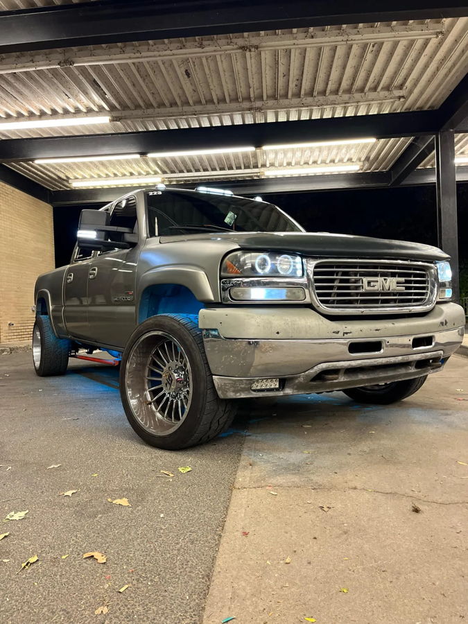 Justin's 2003 GMC Sierra 2500HD with Conductor's Special 244K spare tire delete and tire inflation kit overview photo 1