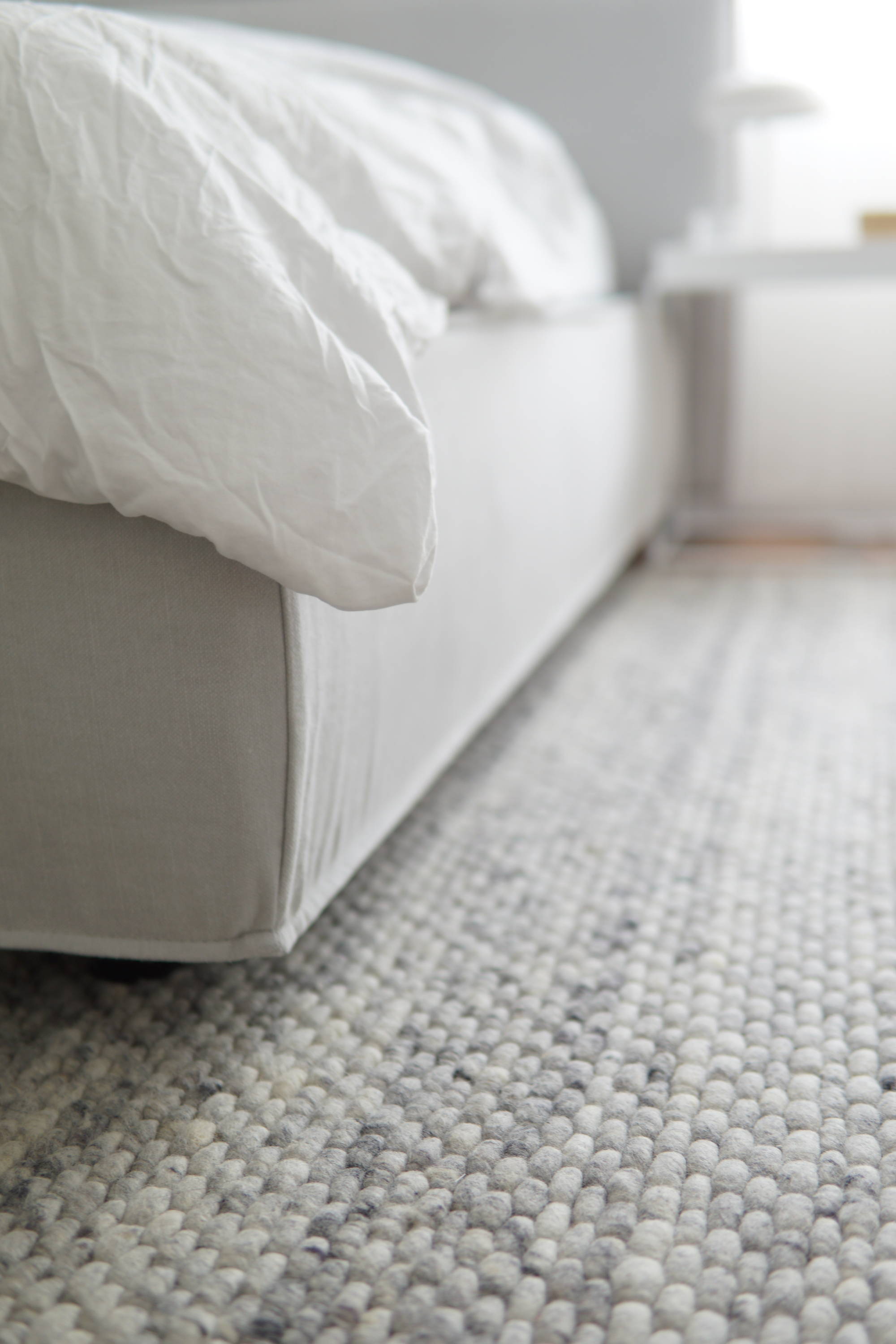 Teppich Kalu vor einem Bett