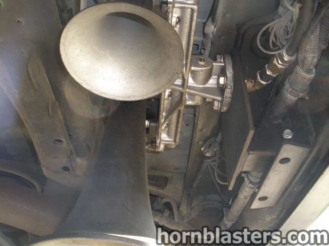 Robert's 2007 Hummer H2 Train Horn Install