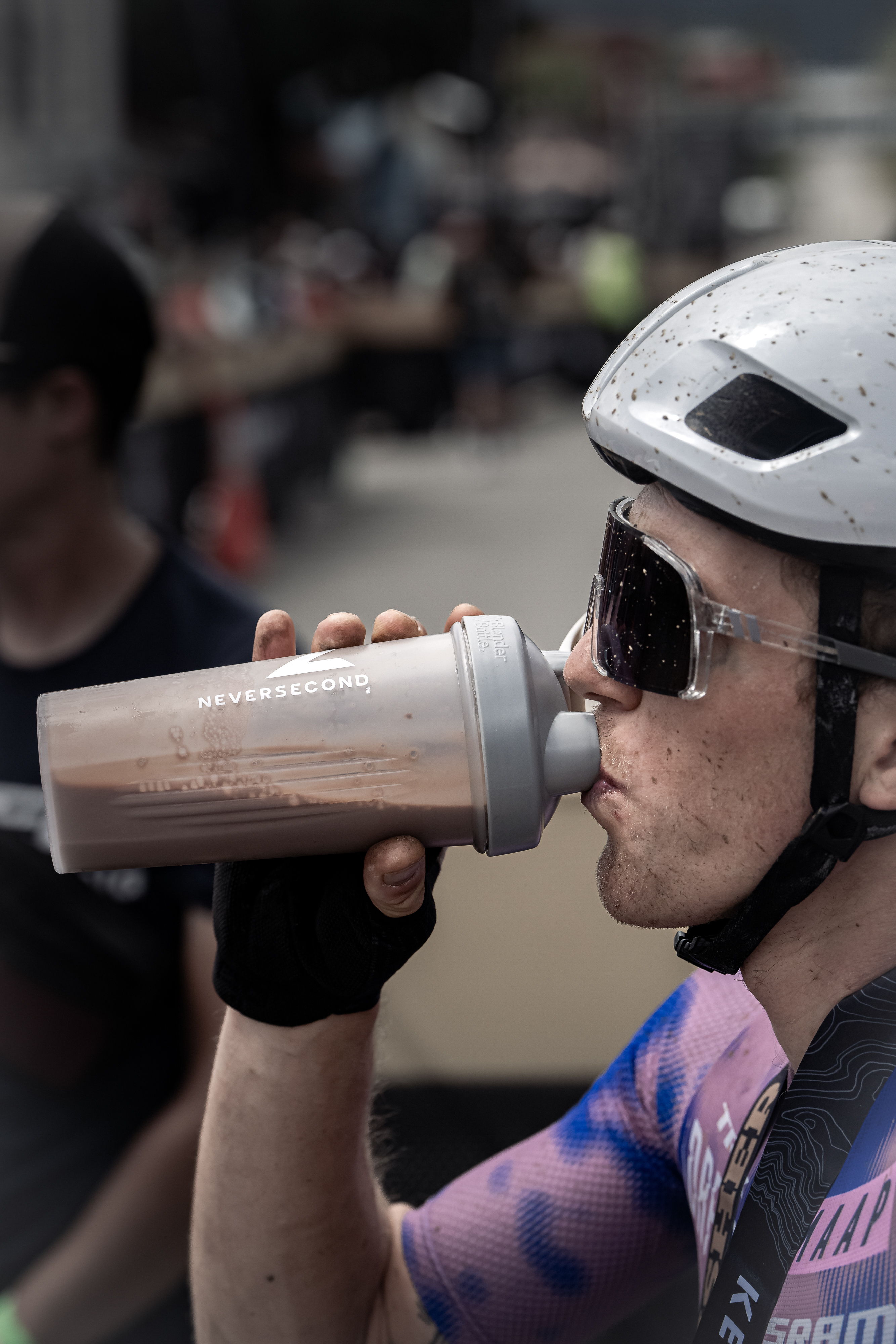 Russell Finsterwald trinkt einen Shake von Neversecond.