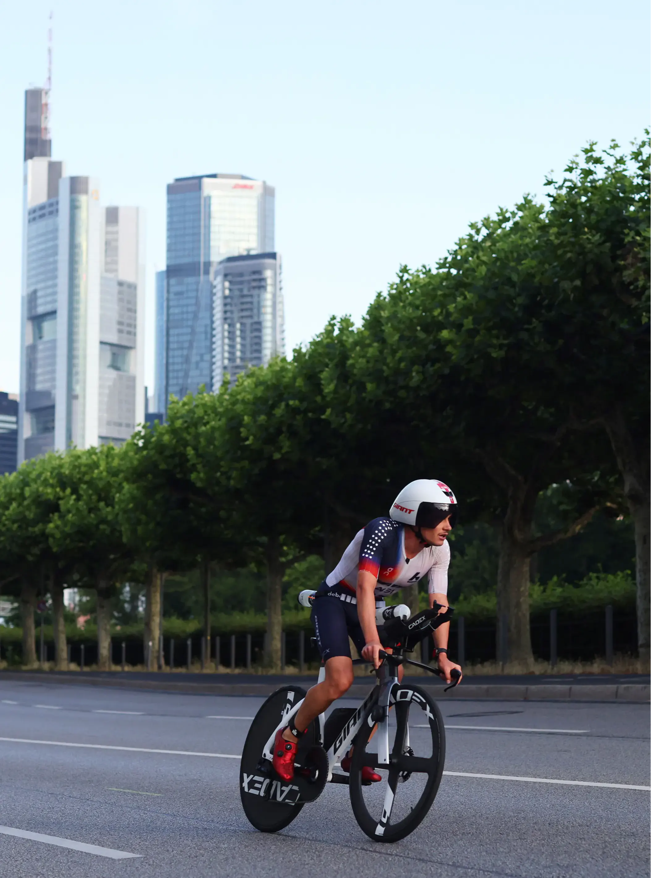 Gustav Iden (Norwegen) auf der Radstrecke beim Profirennen der Männer im Rahmen der IRONMAN European Championship in Frankfurt am Main.