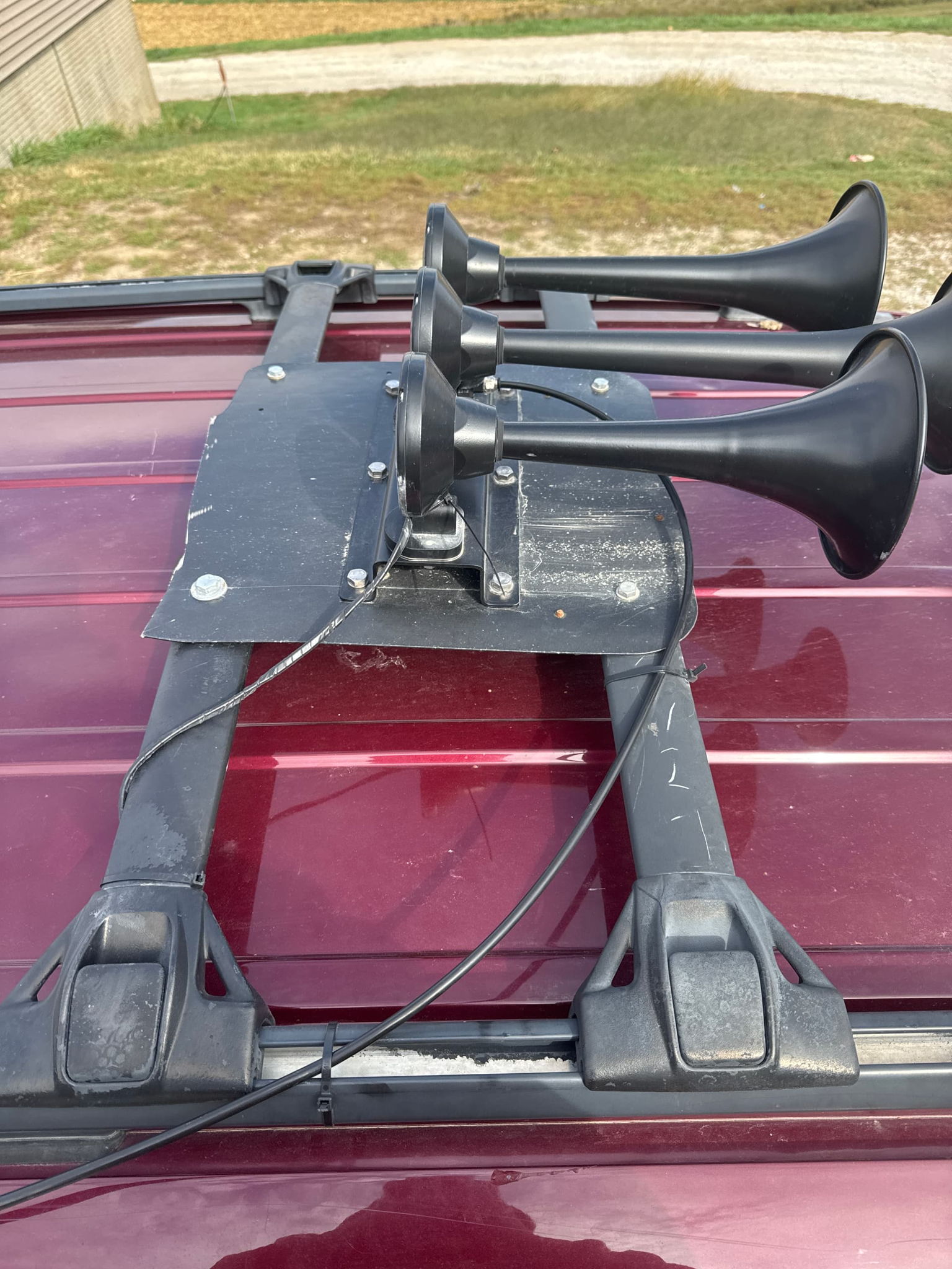 Traer's 2002 Jeep Grand Cherokee Train Horn Install | Flatlaw 3-Liter Horn Kit