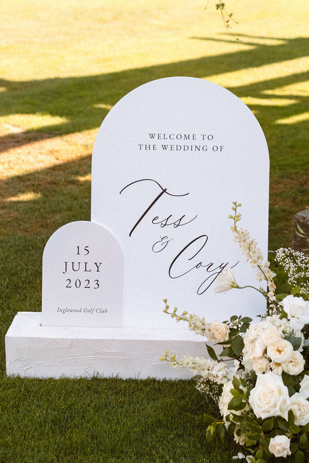 Wedding ‘grave’ with the wedding date and the bride and groom’s names