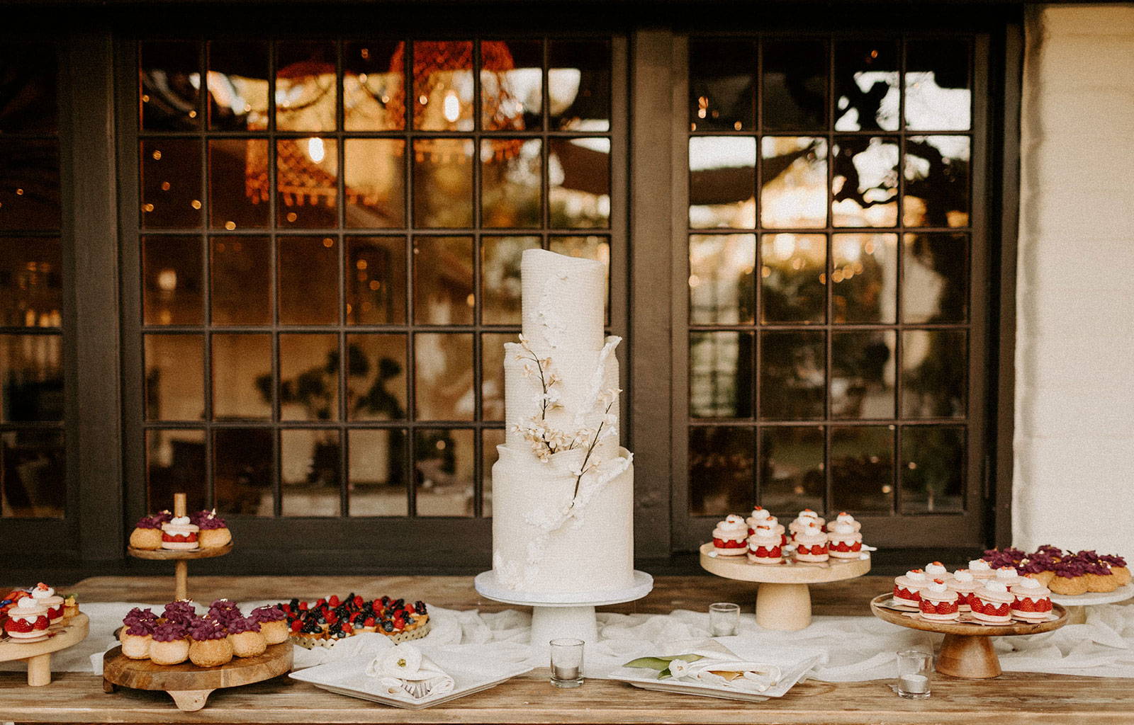 Gâteau de mariage sur table en bois