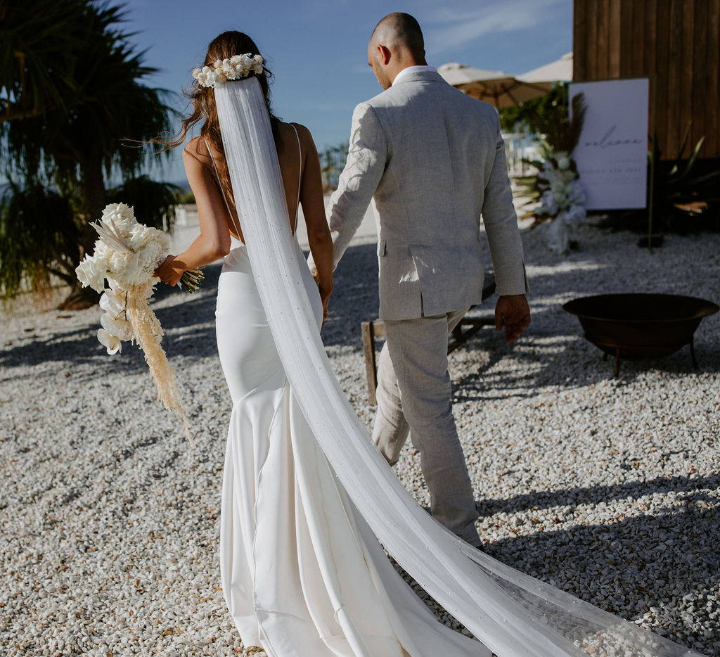 La mariée Grace Loves Lace portant le long voile nacré 