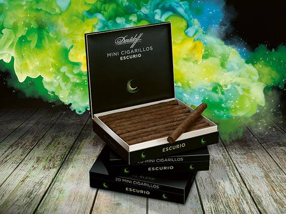 One Davidoff Escurio Mini Cigarillo placed on its opened box with water steam in the background.