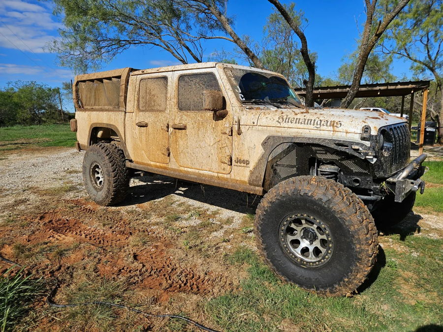 Side profile Gage's 2023 Jeep Gladiator pickup truck wheels tires bed tailgate Conductor's Special 232 install gallery photo 2