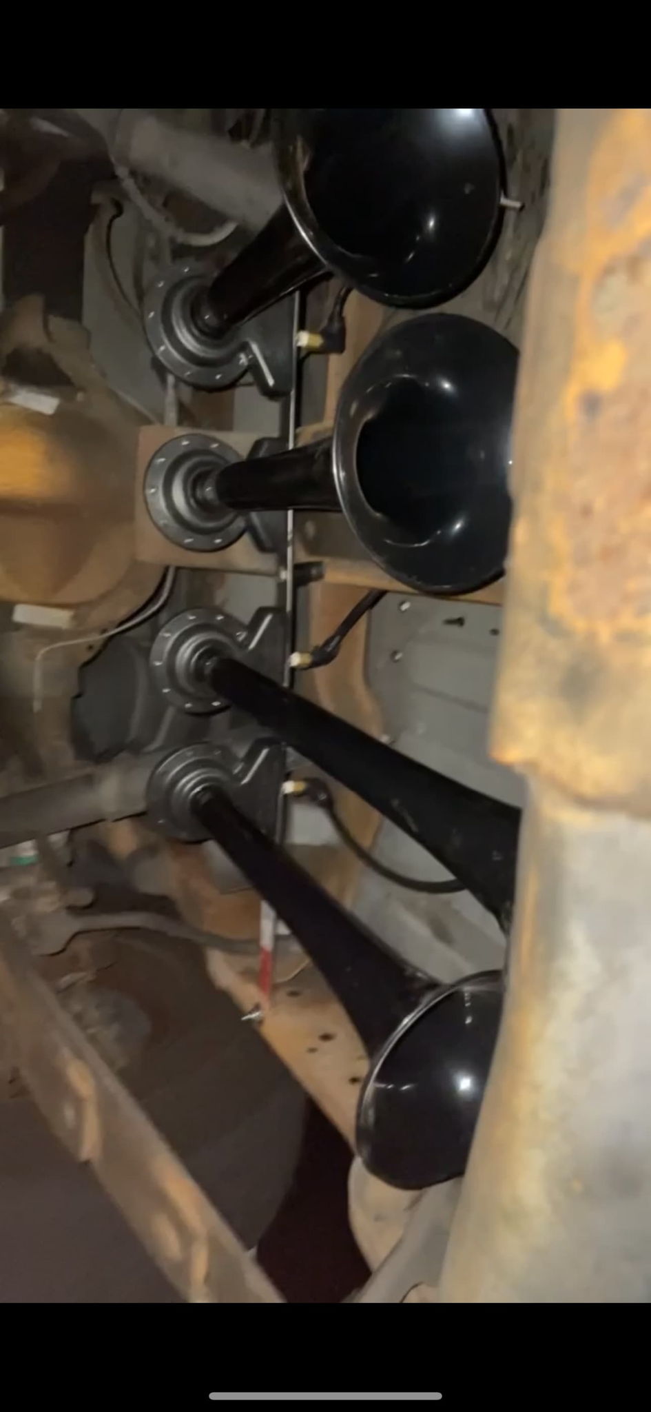 Conductor’s Special 228H Train Horn Kit installed on 2000 Mercury Mountaineer with wireless remote