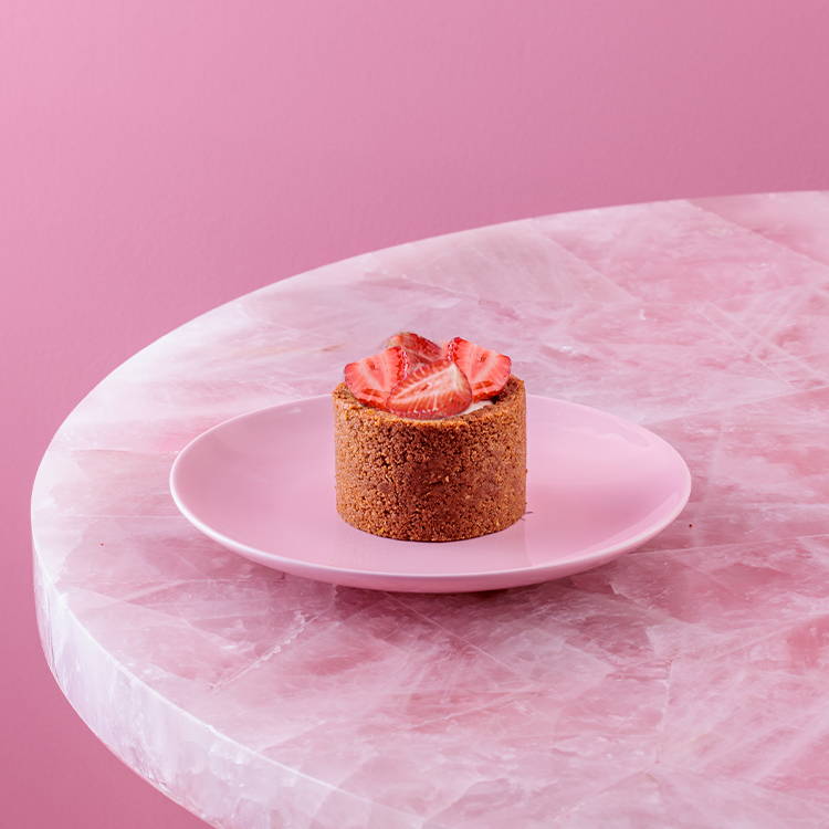 Strawbery cheesecake with fresh strawberries on pink background