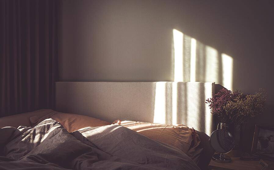 Schlafzimmer mit Sonnenstrahlen