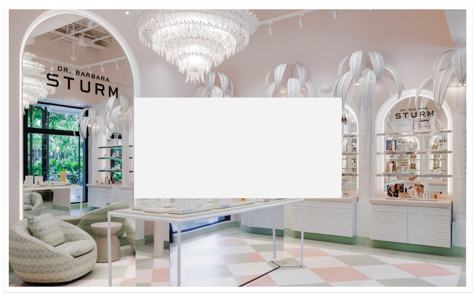 Interior de un spa con una decoración elegante y estanterías expositoras.