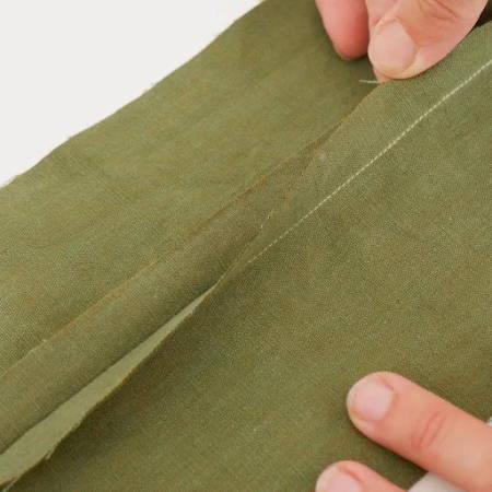 A ⅝ inch seam allowance on a green piece of fabric