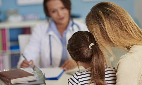En jente er hos legen sammen med en forelder. En lege kan avgjøre hva som er årsaken til hoste eller andre allergisymptomer hos barn.