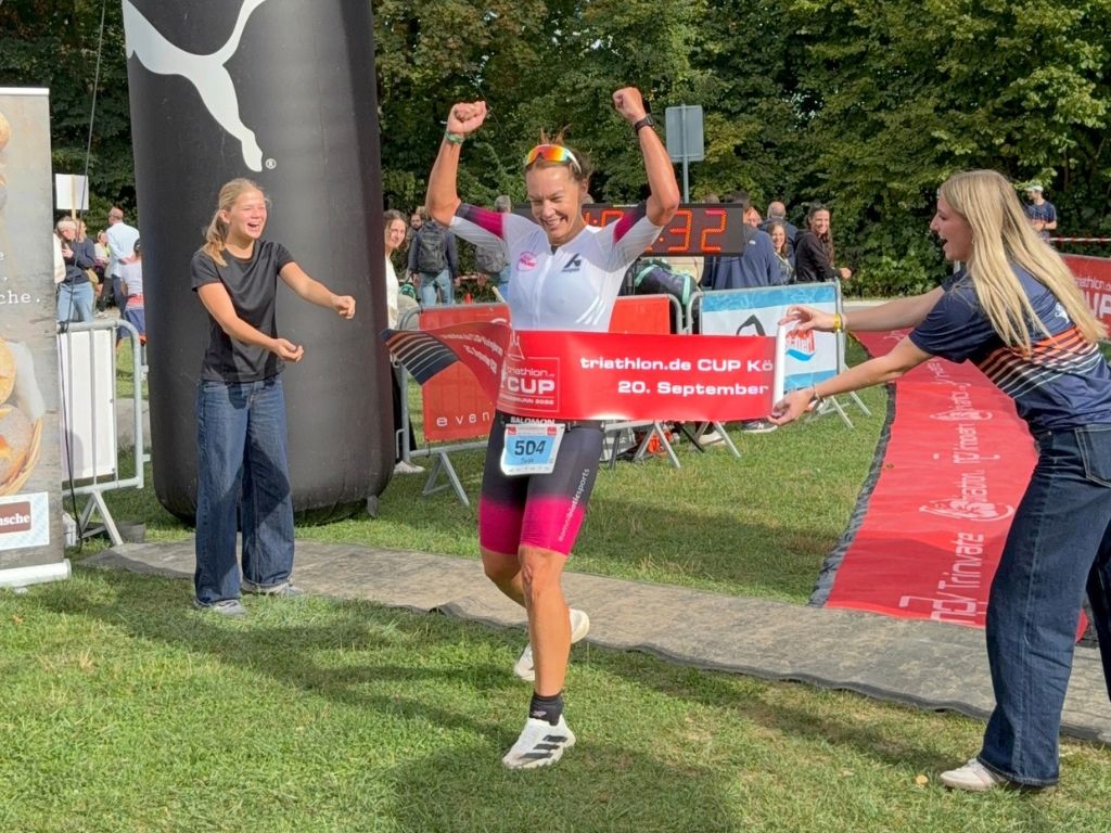Tanja Spielberger gewinnt die Volksdistanz beim triathlon.de CUP Königsbrunn 2026.