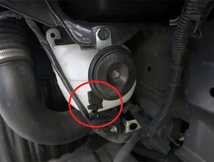 Two wire connectors to Train Horn