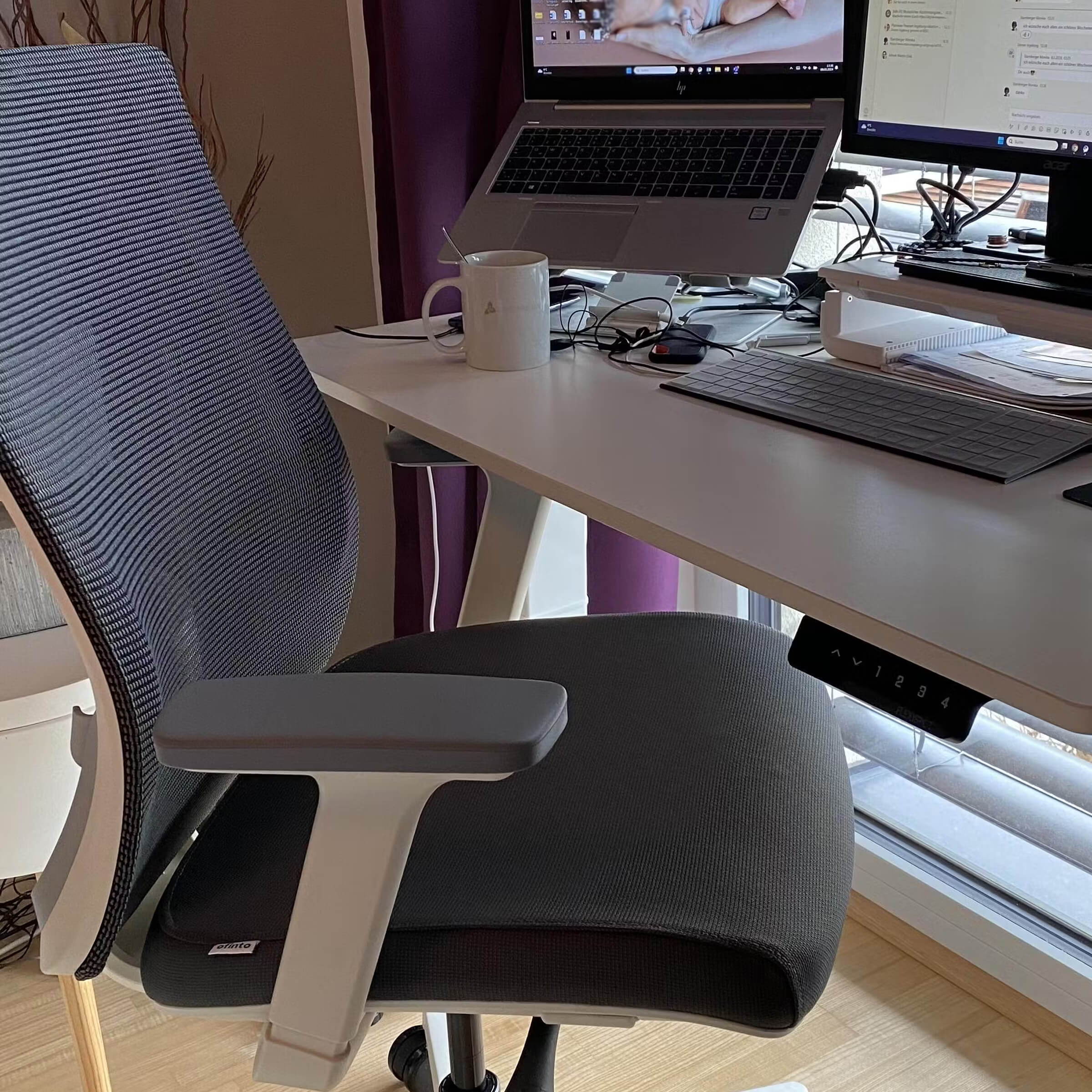 Weisser Bürostuhl Ergo von ofinto an einem modernen Bürotisch im Home Office