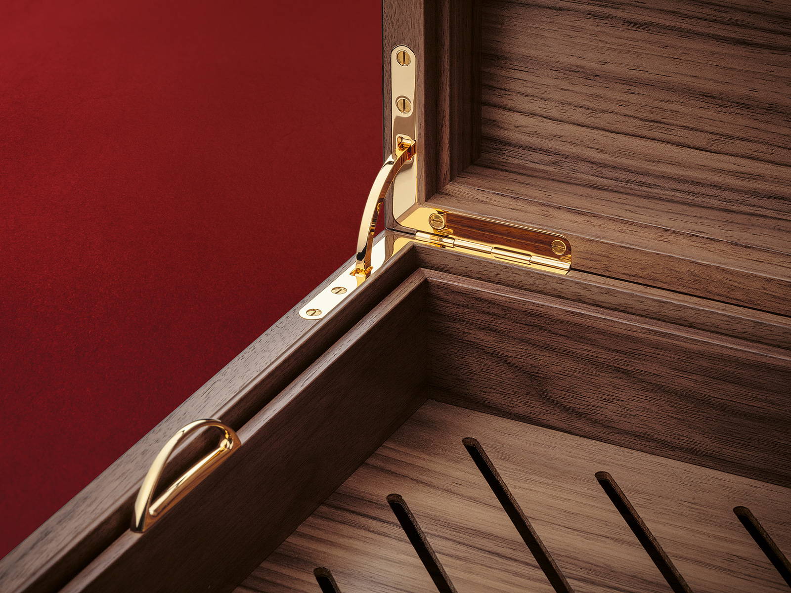 Close-up of the tray inside the Davidoff Year of the Dragon Masterpiece Humidor with a golden handle.