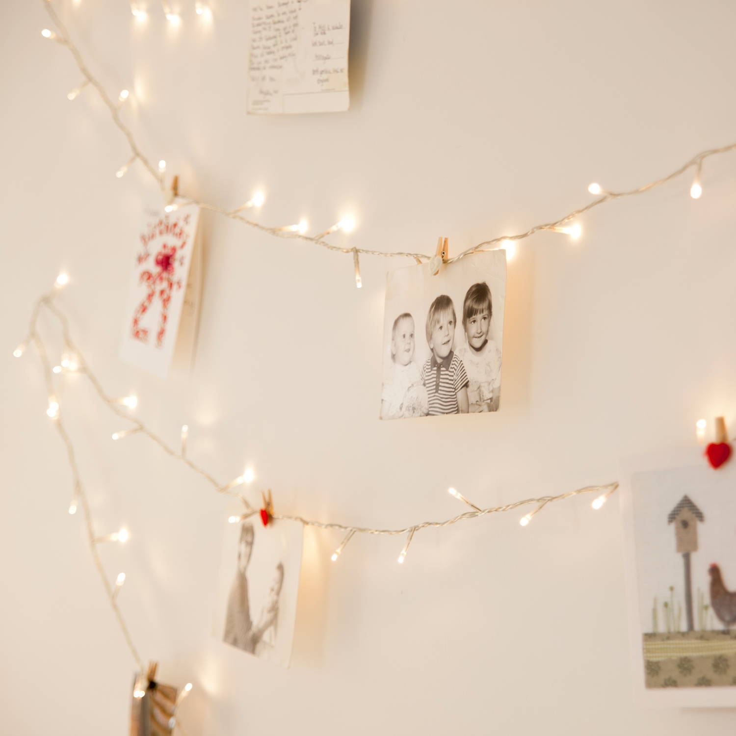 100 LED fairy lights strung zig-zagged on the wall