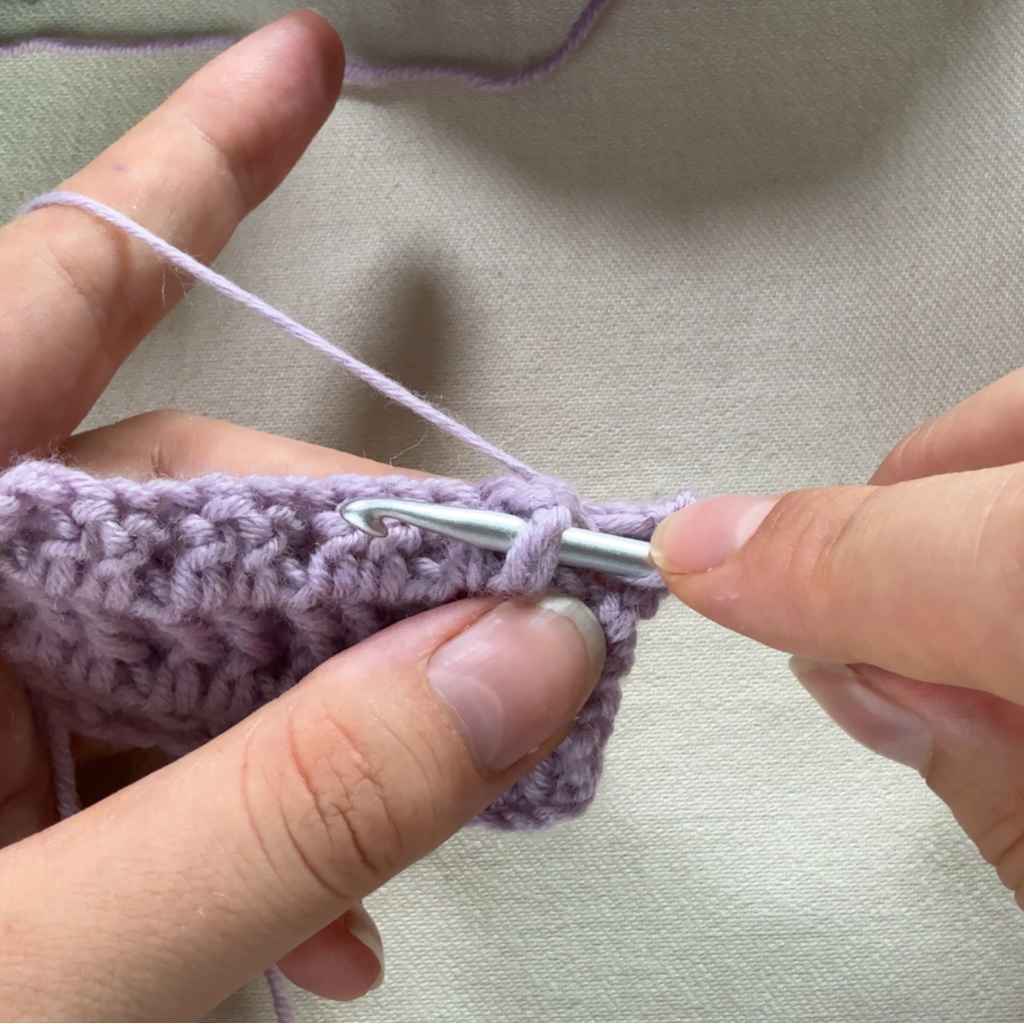 Reliefstäbchen Schritt 2: Stich hinter dem Stäbchen ein.