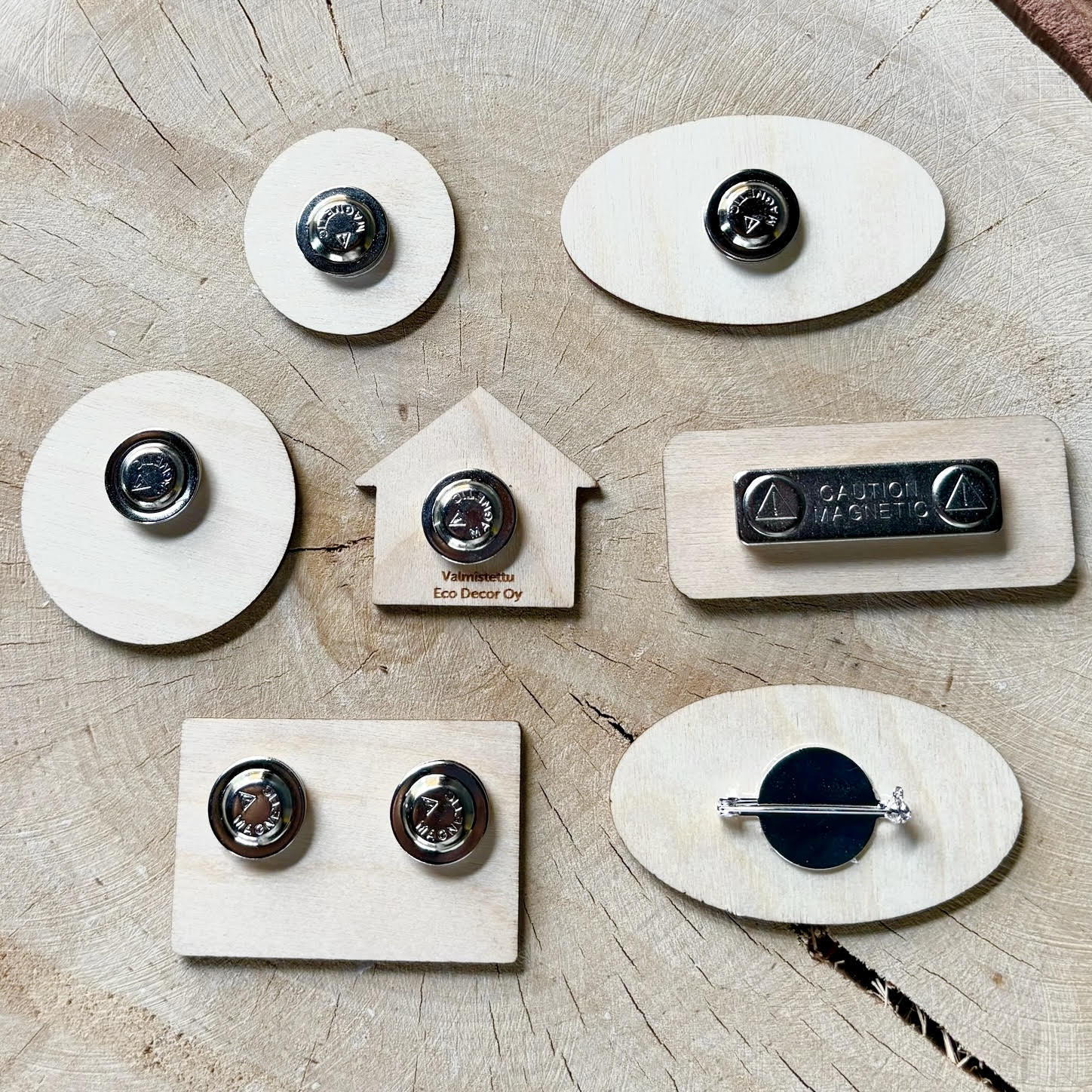 Magneettikiinnitys puiseen nimikylttiin ilman reikiä vaatteisiin