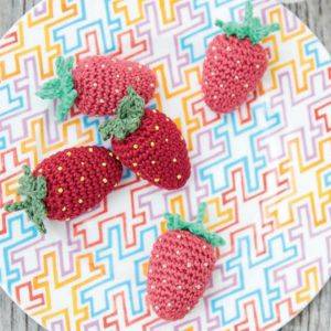 gehäkelte Erdbeeren auf einem Teller