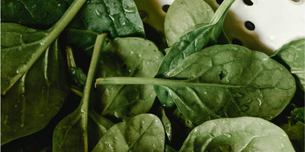 Spinat gehört zu den eisenhaltigen veganen Lebensmitteln