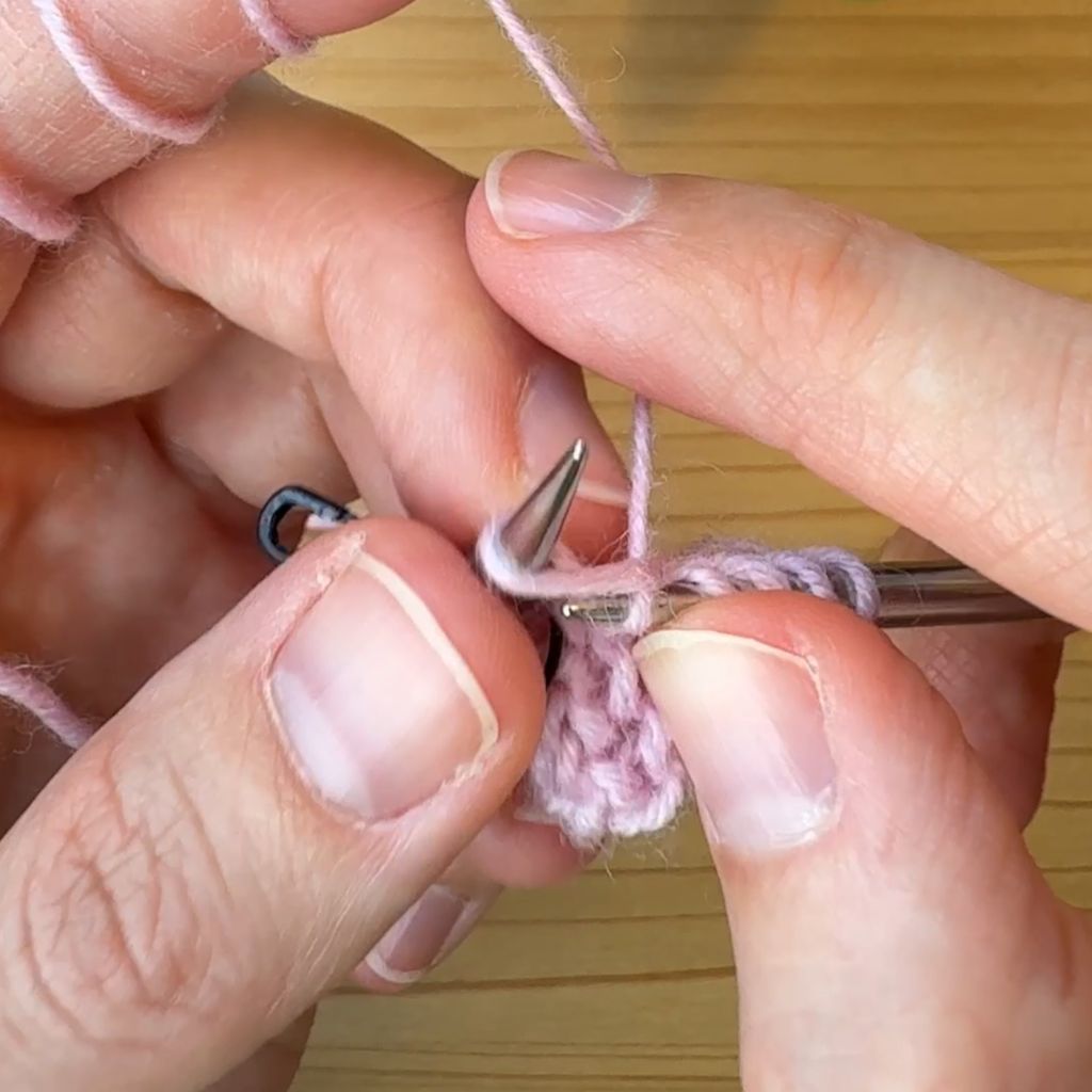 Rechtsgeneigte Zunahme stricken. Schritt 3.: Strick die Masche rechts ab.