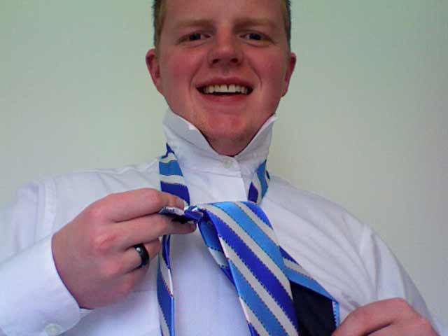 How to tie a full windsor knot step 8a