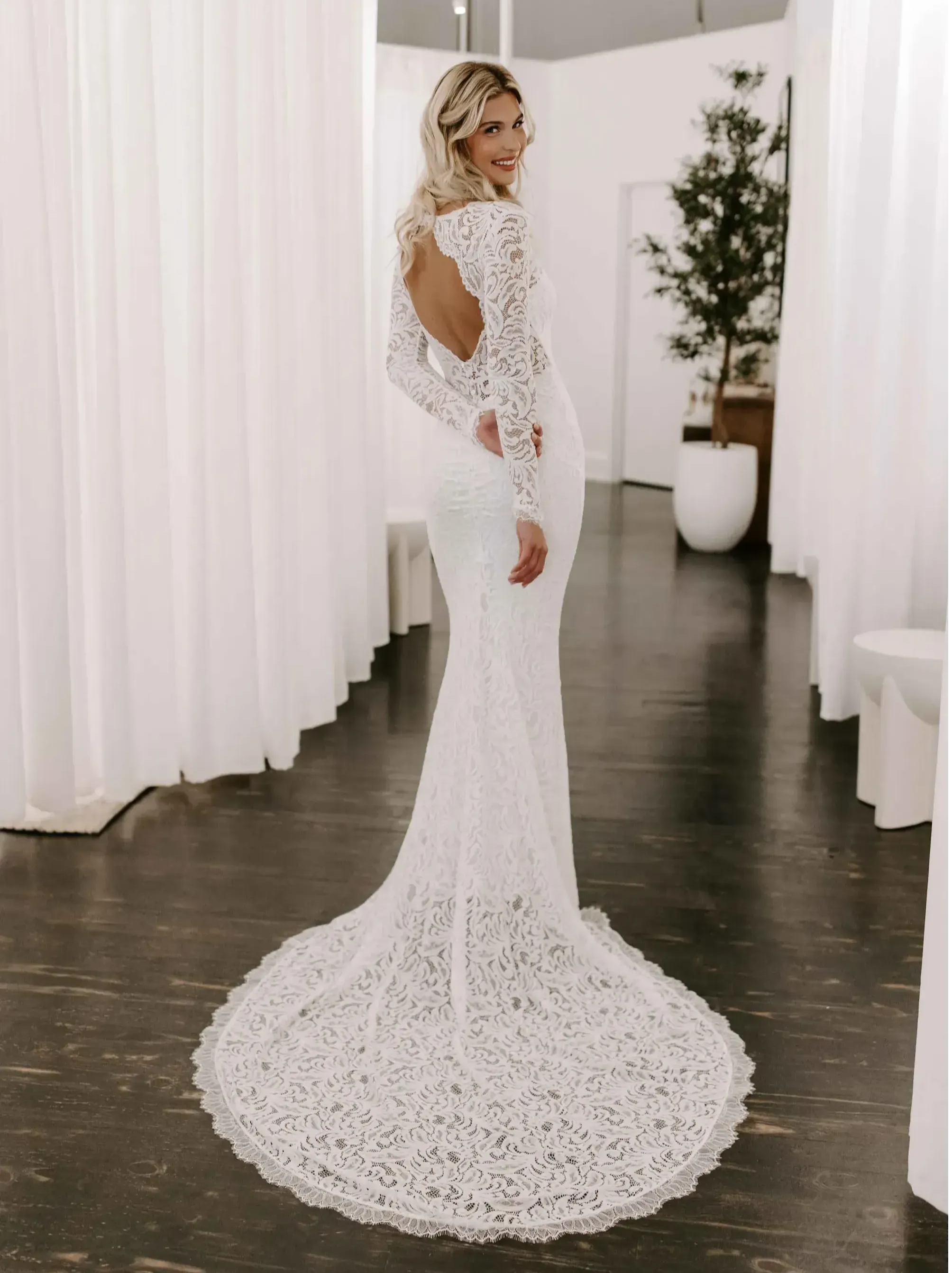 GRACE-Modell im Hochzeitskleid im Ausstellungsraum in Columbus