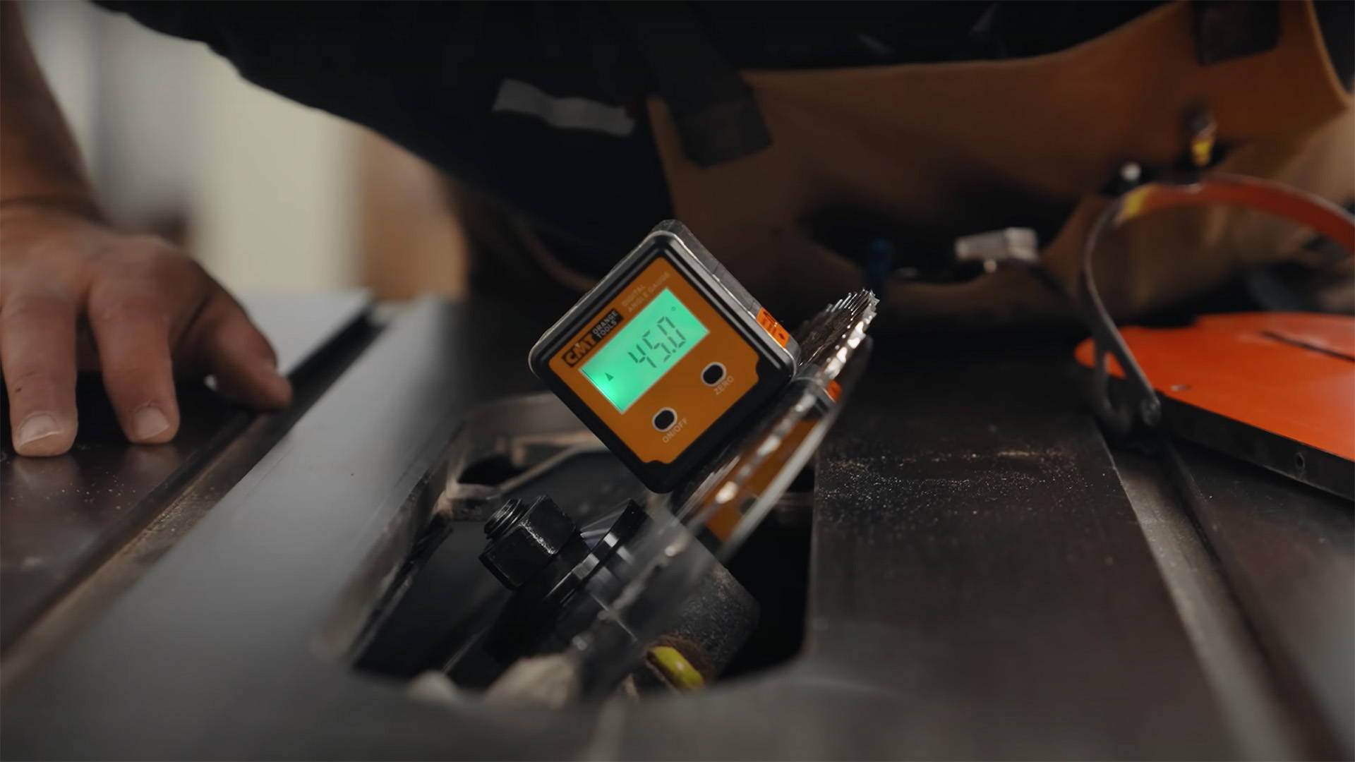 using a digital angle finder to set table saw blade bevel