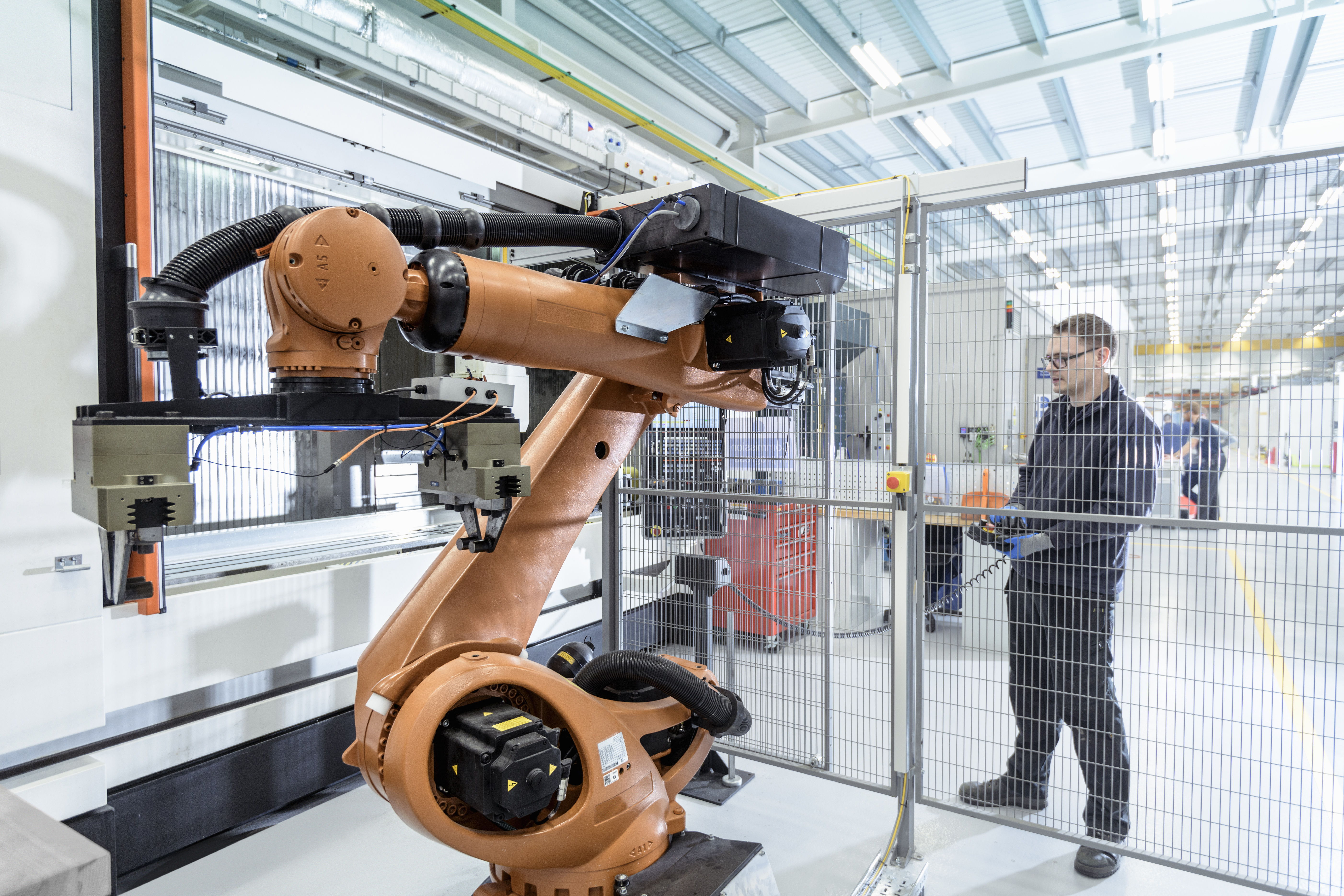 Human and robot work together | Cobot Systems