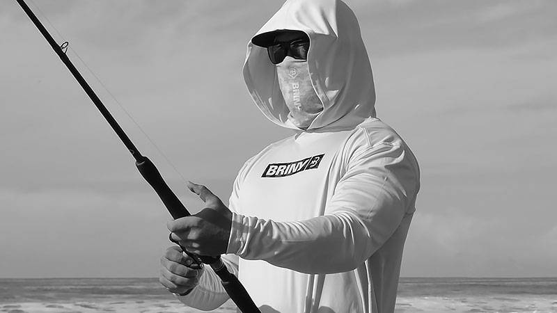 BRINY Hooded fishing shirt in action