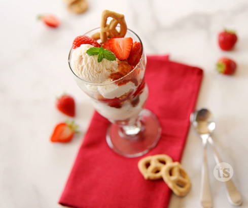 strawberry cheesecake sundae