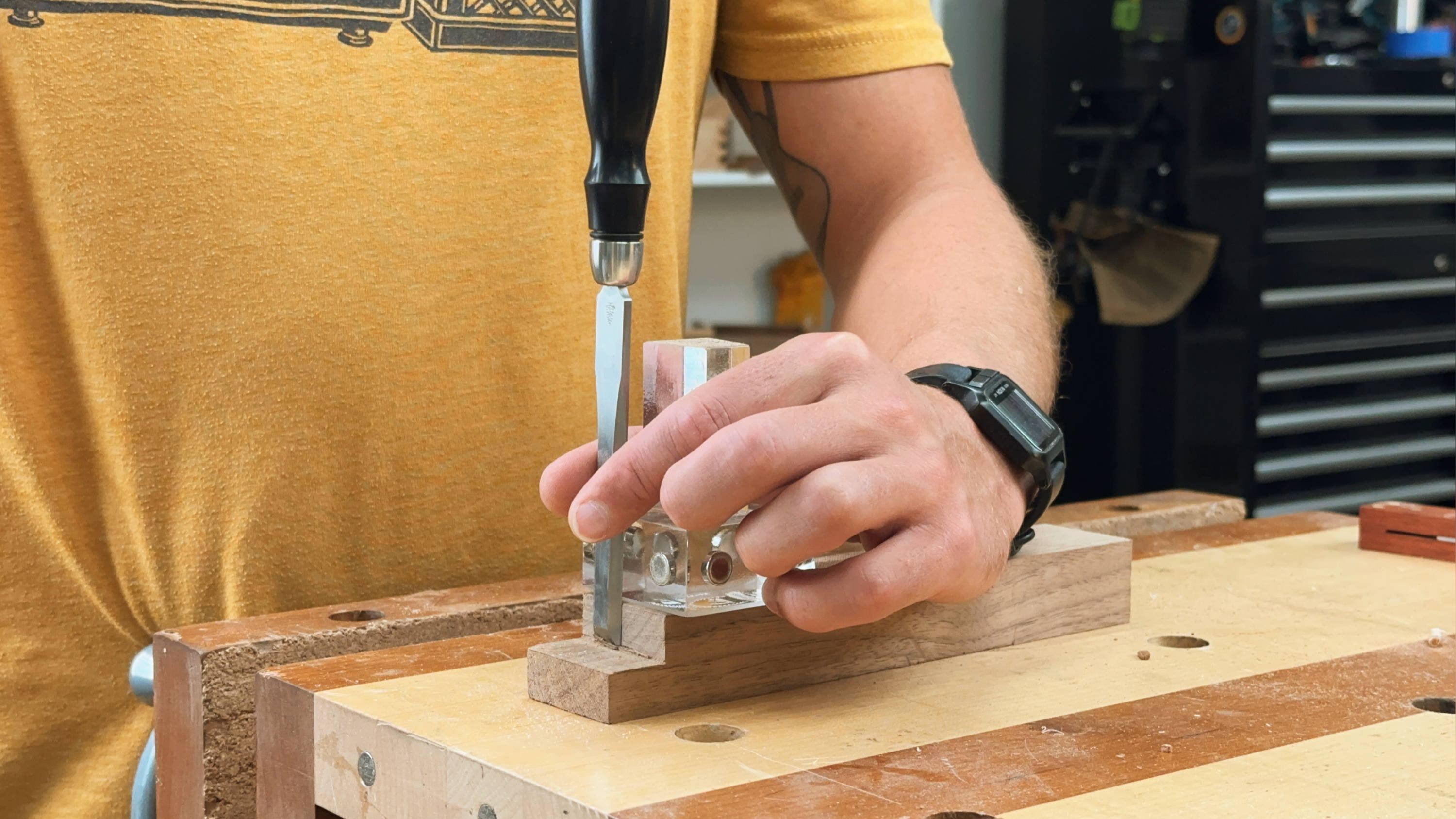 using a katz-moses magnetic dovetail jig as a chisel guide