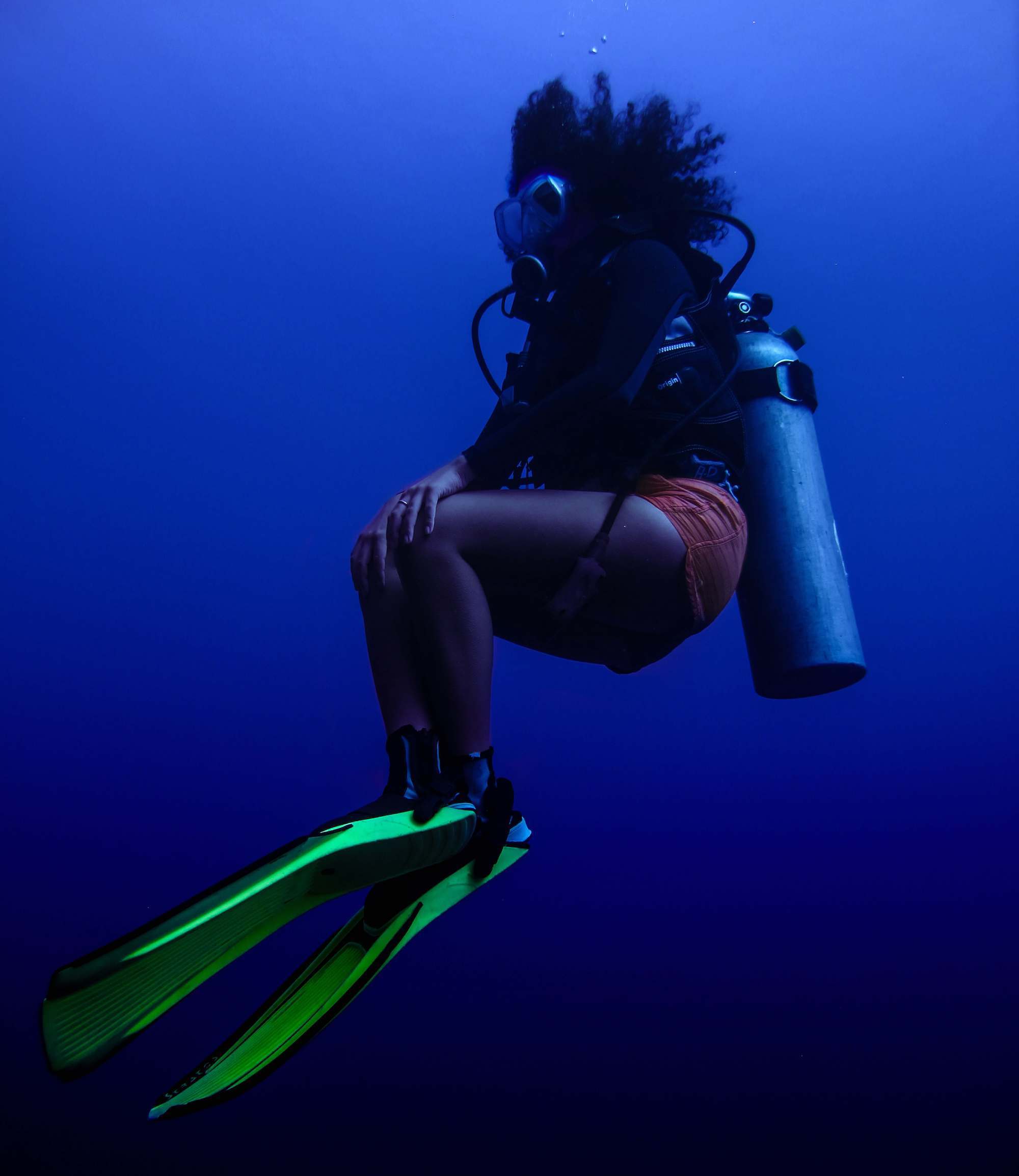 woman scuba diving on her period