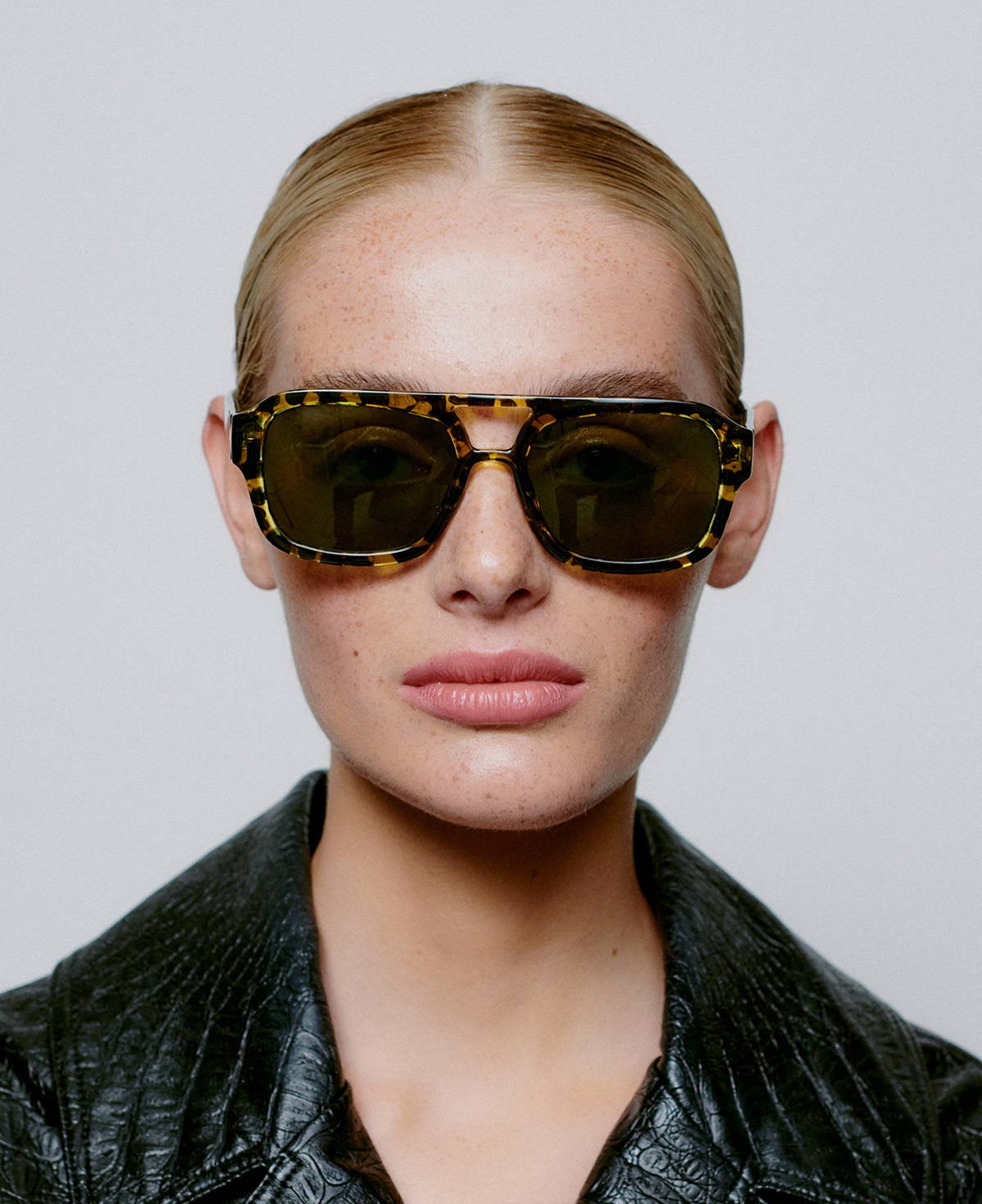 A picture of a model wearing the A.Kjaerbede Kaya sunglasses in Black and Yellow Tortoise.
