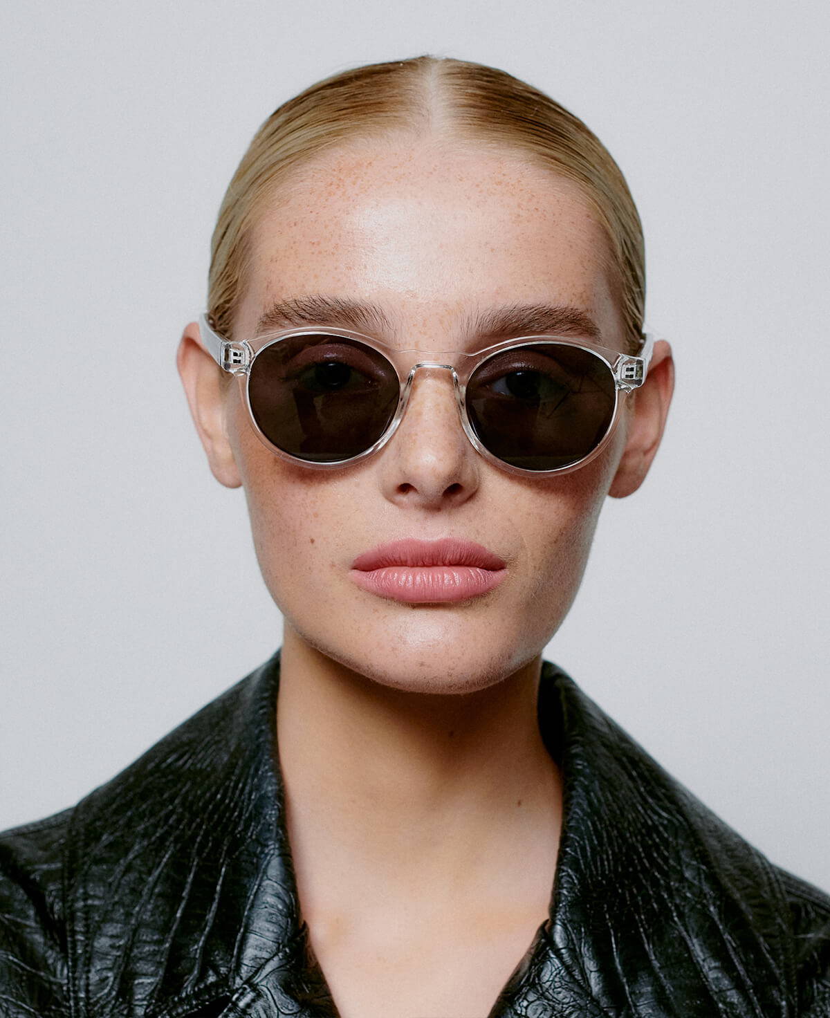 A picture of a model wearing the A.Kjaerbede Marvin Sunglasses in clear Crystal.