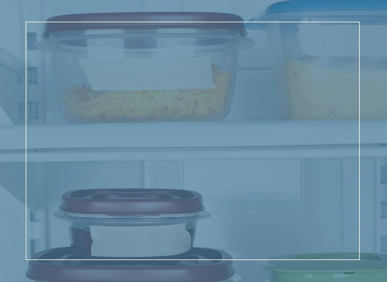 Des récipients alimentaires étiquetés dans le réfrigérateur. En donnant aux personnes souffrant d’allergies alimentaires leur propre étagère, on évite les contacts croisés.